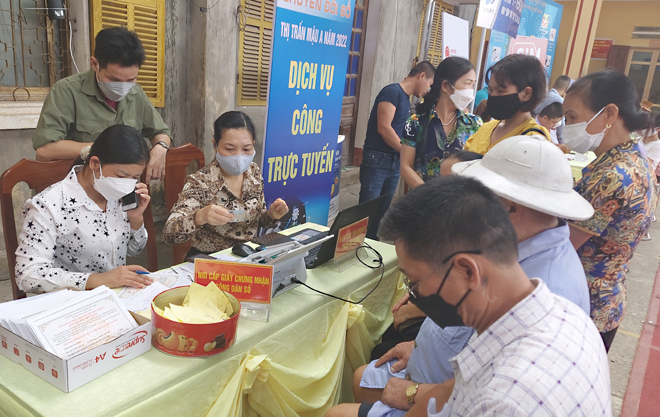 Người dân thị trấn Mậu A, huyện Văn Yên tạo các tài khoản giao dịch trực truyến.